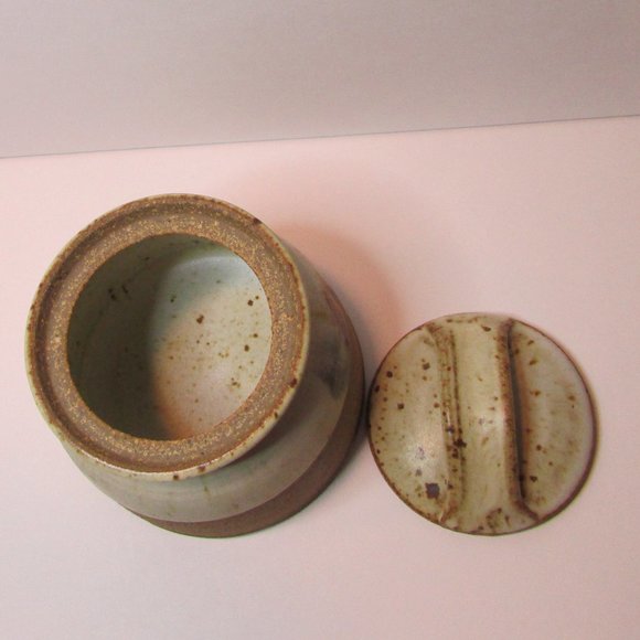 light brown pottery jar with lid artist signed natural color - Picture 6 of 8